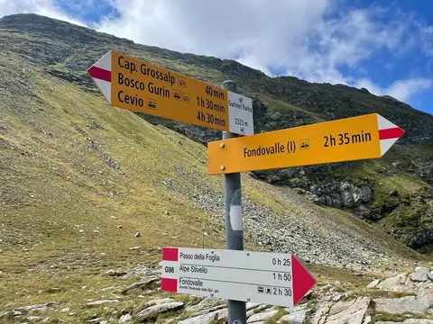 I cartelli svizzeri per la capanna Grossalp e Bosco Gurin