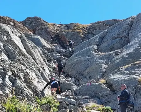 Escursionisti sulle rocce levigate dell'ultimo tratto