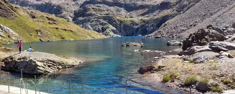 Le acque limpide del lago Nero tra le rocce