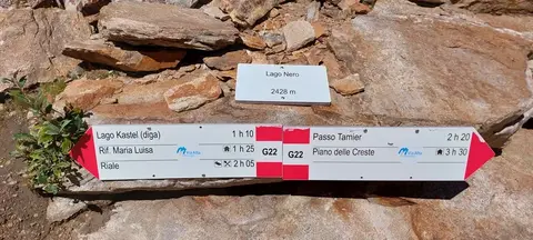 Il cartello del lago Nero, a 2428 m, con le indicazioni del sentiero G22