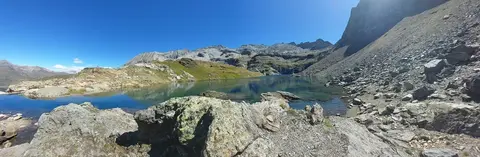Il lago Nero tra rocce chiare e pendii detritici