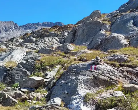 Placche di roccia e segnavia sopra il lago