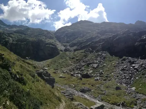 Il sentiero tra rocce e pascoli che sale verso il lago Nero