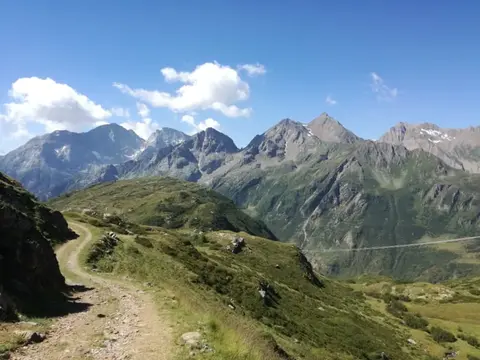 Il sentiero a mezza costa con vista sulle cime della val Formazza