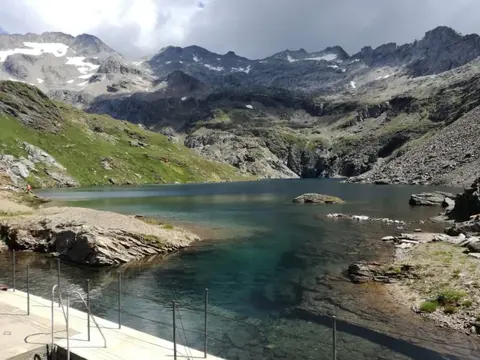 Il lago Nero sotto le creste e i nevai