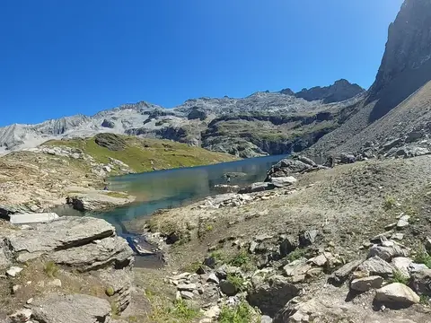 Il lago Nero e la sua conca rocciosa