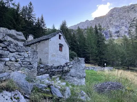 Una baita in pietra all'alpe Bedriola
