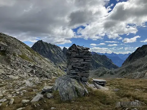 Un ometto di pietre al passo Cazzoli