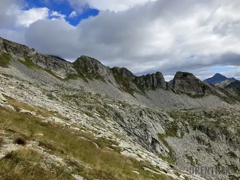 Il lungo traverso tra le rocce