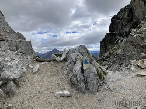 Il passaggio tra le rocce verso la bocchetta della Crosa