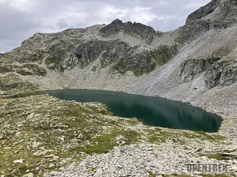 Un lago della Val d'Antabia tra le pietraie