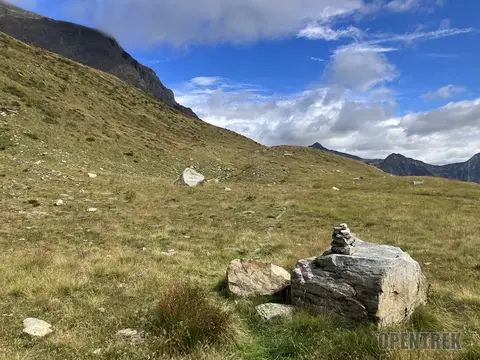 Il sentiero tra i pascoli verso il Tamierpass