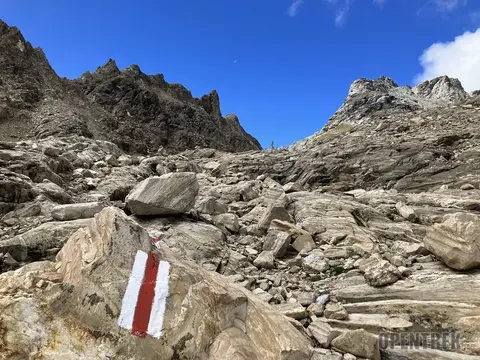 Un segnavia sulla pietraia sotto il Tamierpass