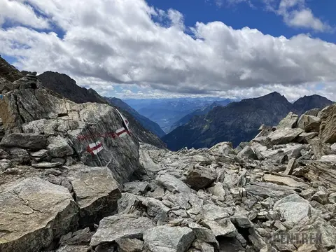 La discesa dal Tamierpass tra i massi