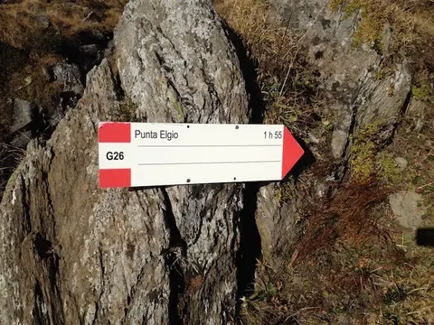 Il cartello del sentiero G26 per la punta d'Elgio