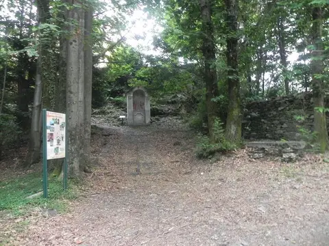 Una cappella della Via Crucis nel bosco