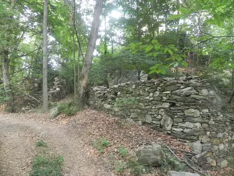 La strada sterrata lungo un muro a secco