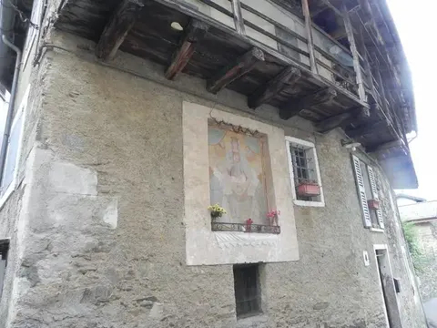 Un affresco sulla facciata di una casa