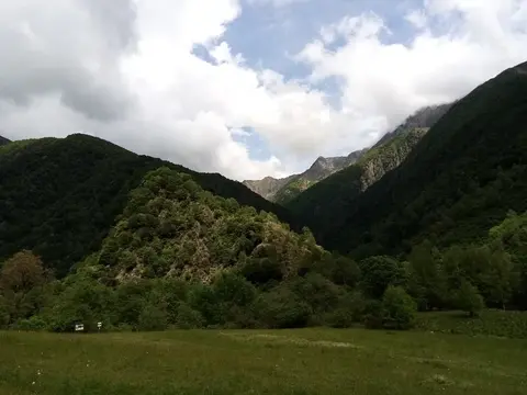 I prati dell'alpe Pogallo sotto le montagne