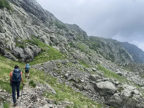 Escursionisti sul sentiero tra le pietraie