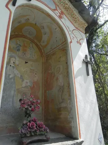 L'affresco di una cappella con i fiori