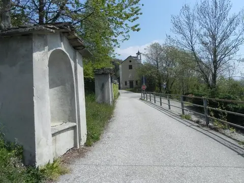Una cappella lungo la strada verso la chiesa
