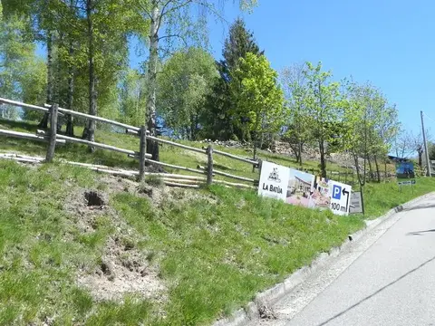 La staccionata e il cartello del ristorante lungo la strada