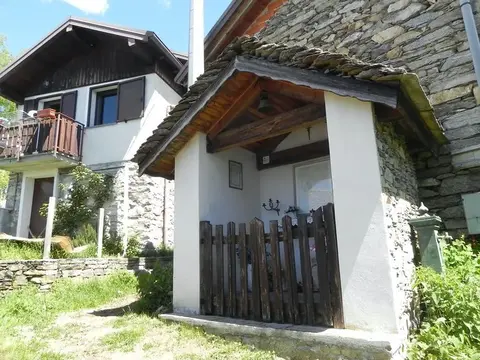 Una cappelletta accanto a una casa