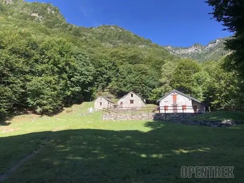 Le baite di In La Piana nella radura