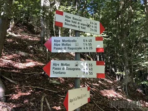 I cartelli per l'alpe Mottac, il passo di Basagrana e Trontano