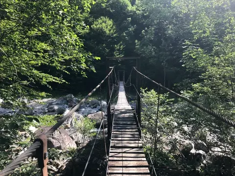 Il ponte sospeso sul torrente