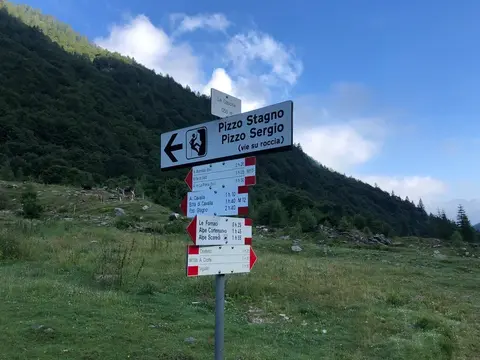 I cartelli in val Loana per l'alpe Scaredi e il pizzo Stagno
