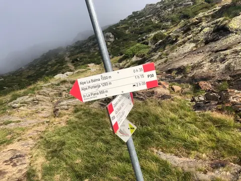I cartelli del sentiero P30 per l'alpe La Balma, 1550 m, e In La Piana, 959 m