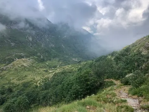 La Val Grande tra le nuvole vista scendendo da Scaredi