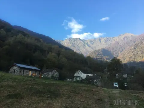 Le baite dell'alpe Pogallo nel bosco