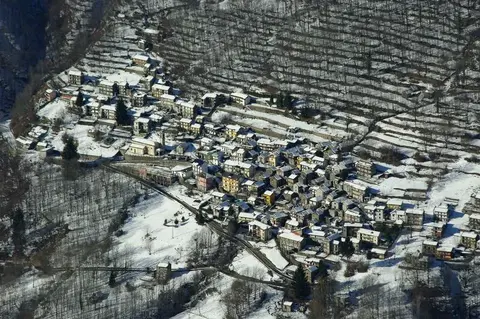 Cicogna dall'alto con i terrazzamenti coperti di neve