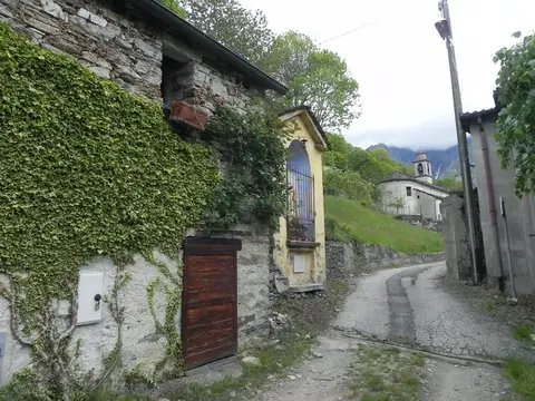 Una cappelletta lungo la stradina acciottolata