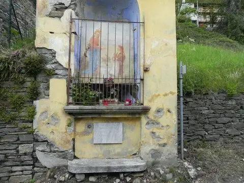 Una cappelletta con l'affresco della Madonna dietro la grata