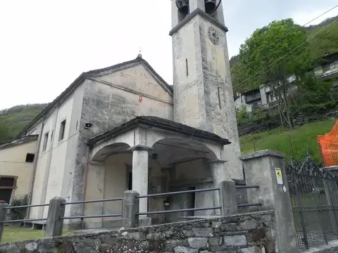 La chiesa di Cicogna con il campanile