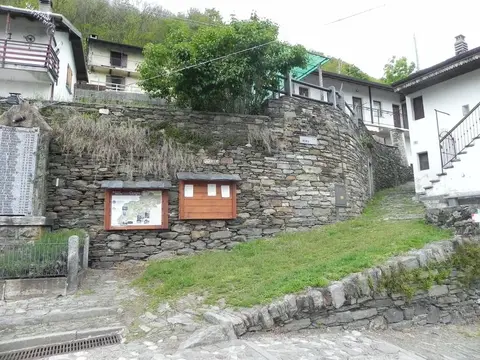 La piazzetta di Cicogna con le bacheche