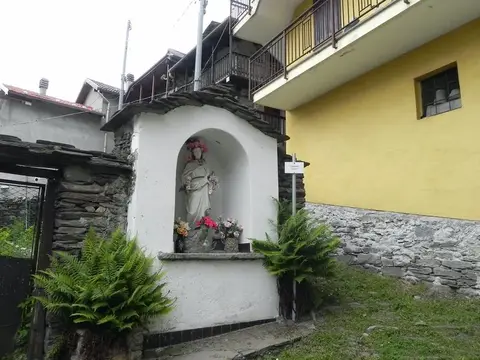 Una cappelletta con la statua della Madonna