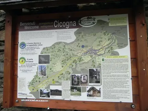 Il tabellone di benvenuto a Cicogna con la mappa dei sentieri