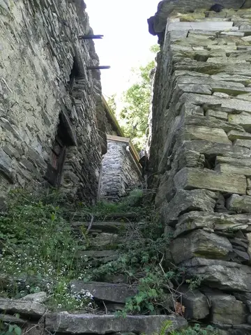 Una scalinata tra due baite in pietra