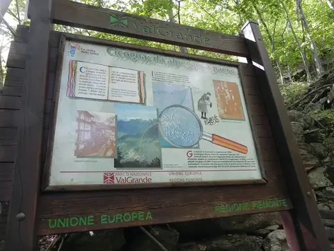 Un pannello del Parco Val Grande nel bosco