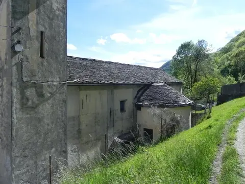 Un edificio rurale in pietra lungo il sentiero