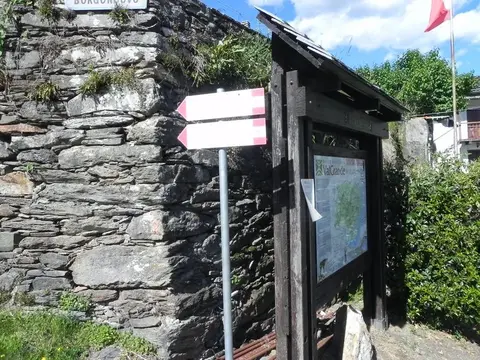 I cartelli e una bacheca in via Borgonuovo