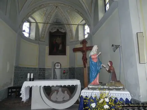 L'interno della chiesa con l'altare