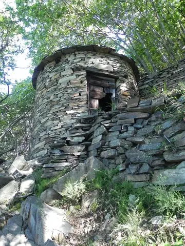 Un edificio circolare in pietra a Montuzzo