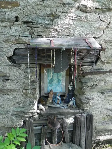 Un piccolo altare votivo nel muro di pietra