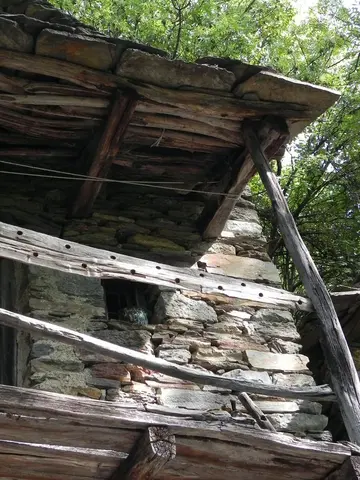 La tettoia di legno di una baita